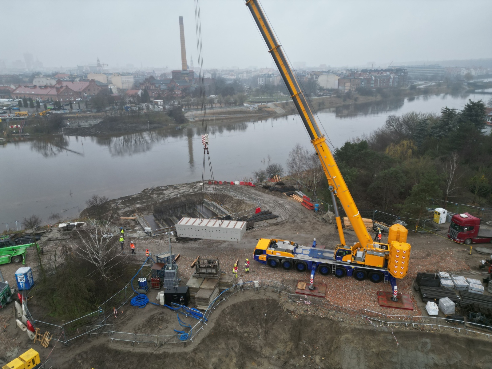 Pierwsze Elementy Konstrukcji Mostów Berdychowskich już Zamontowane